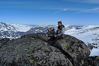 Jan på Eggen Nordtoppen. Knutshøe i bakgrunnen