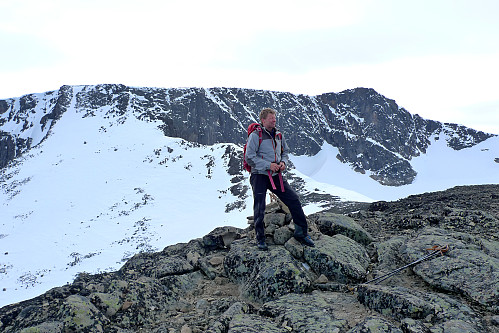 Jan på Kvasseggen med Høgdebrotet 2226 og Høgdebrotet NV i bakgrunnen