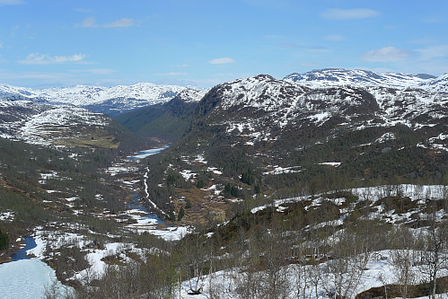 Utsikt nordover Langedalen mot Helgaset. Høgenoltane 918moh i midten