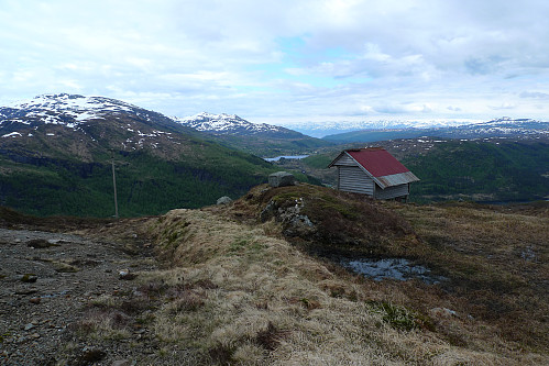 Gammel bygning på toppen av nedlagt alpinløype i Eikedalen