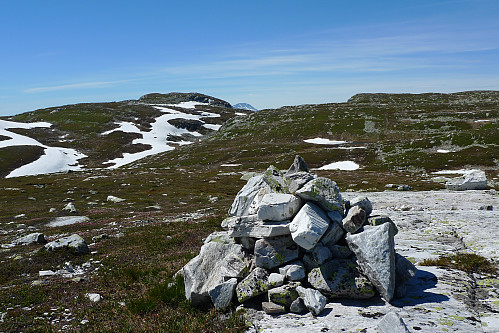 Varden på Flesebekkble. Gaustatoppen skimtes i bakgrunnen