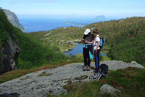 Liv Synnøve og Ole Einar med Selbotntjørna i bakgrunnen