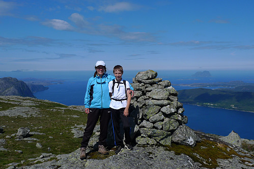 Liv Synnøve og Ole Einar på Høgeheia. Alden i bakgrunnen