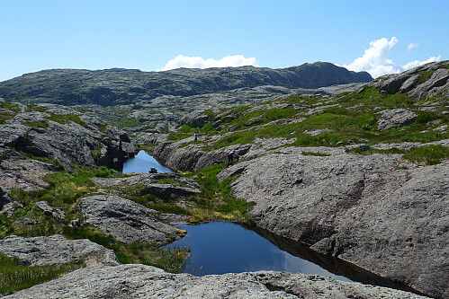 På vei ned fra Grønskorfjellet. Varden på Risnesnipa 777 i bakgrunnen til høyre