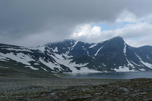 Store (i tåke) og Nørdre Skredahøin med Svånåvatnet i forgrunnen