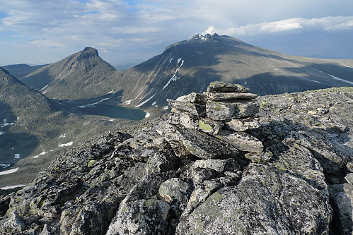 Toppvarden på Bruri. Larstind og Snøhetta-toppene i bakgrunnen