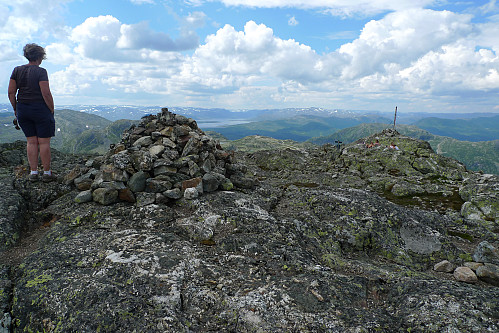 Astrid på høyeste punkt på Totten. Trig-stangen i bakgrunnen