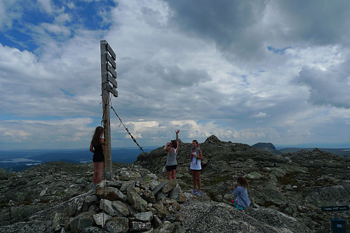 Trigmerket på Totten med den litt høyere varden i bakgrunnen