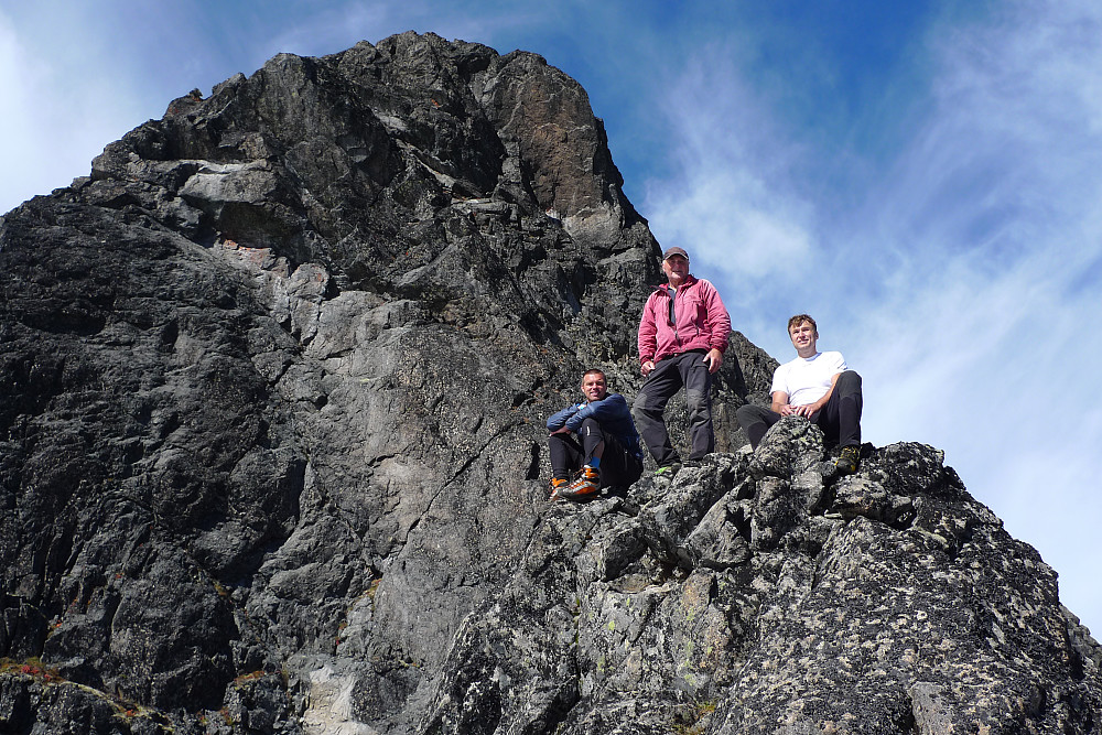 Morten, meg og Gjermund på SØ2. SØ1 i bakgrunnen. Klatreruten til Gjermund og Morten er i det lyse partiet litt til venstre for midten. Foto: Jan