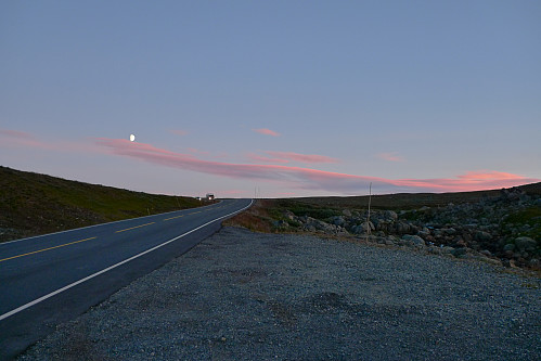 .... og månen kom frem over Valdresflya...... 