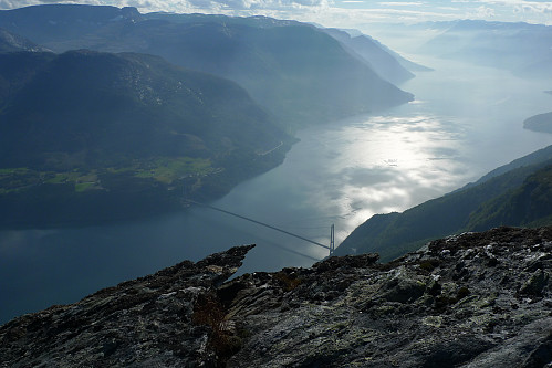 Langt ned til Hardangerfjorden.....