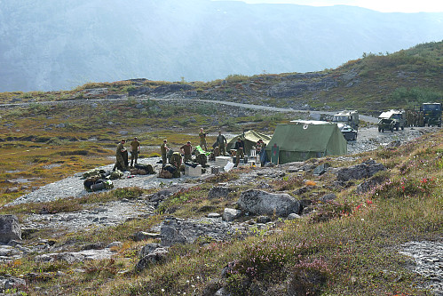 Militærgutta i ferd med å pakke sammen leiren i Såtedalen
