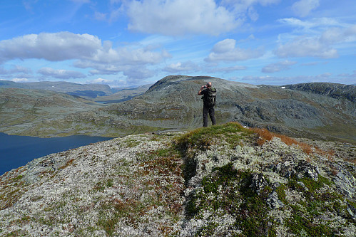 Helge på nordtoppen av Såta ved rovfugltuen. Såteskaret og Såteggi 1426 i bakgrunnen