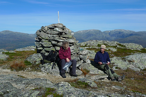 Astrid og Helge ved høyeste varde på Høgahorgi