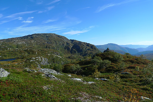 Topp-platået med varden  på Lyklaknappen. Høgahorgi i bakgrunnen