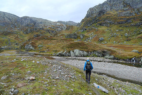 På vei mot Snjodalen. Stien går til høyre for de to fjellknattene midt i bildet