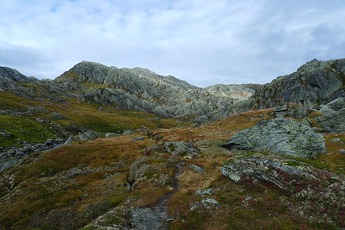 Utsikt innover Snjodalen. Merket sti mot Bjørndalskjeften i skaret til venstre