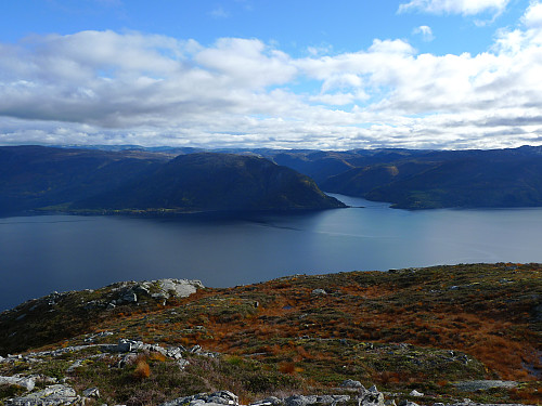.... og utover fjorden, mot Ikjefjorden