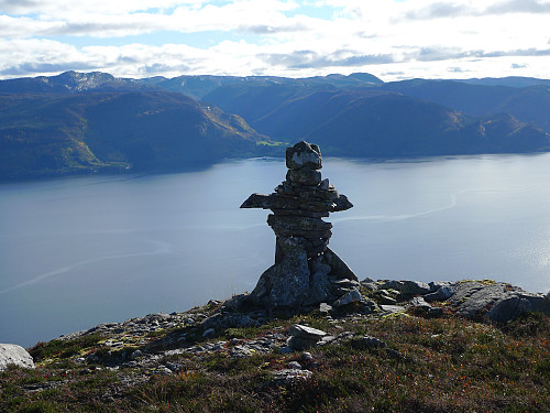 Varden sør for toppen. Ikjefjorden i bakgrunnen