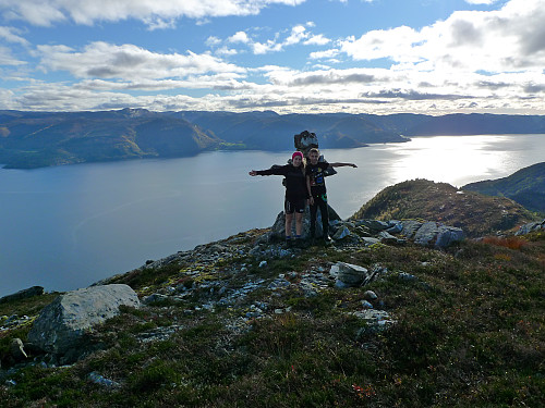 Synnøve og Ole-Einar leker varde!
