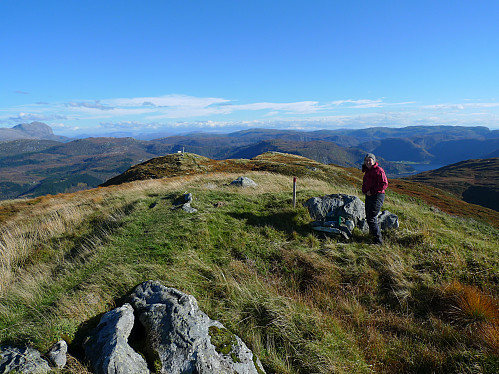 Astrid ved høyeste punkt på Jarstadfjellet. Trig-merket i bakgrunnen