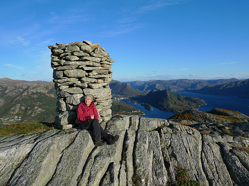 Astrid i ly bak varden