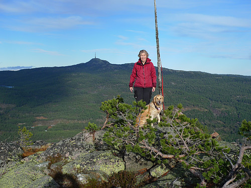 Astrid og Ayla på Kolknuten. Jonsknuten i bakgrunnen