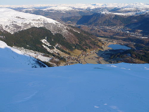 Ned mot gården Hauge og Langedalen