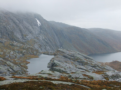 Badnatjødn og Jeriken. Vesetvatnet nede til høyre. Fot: Helge