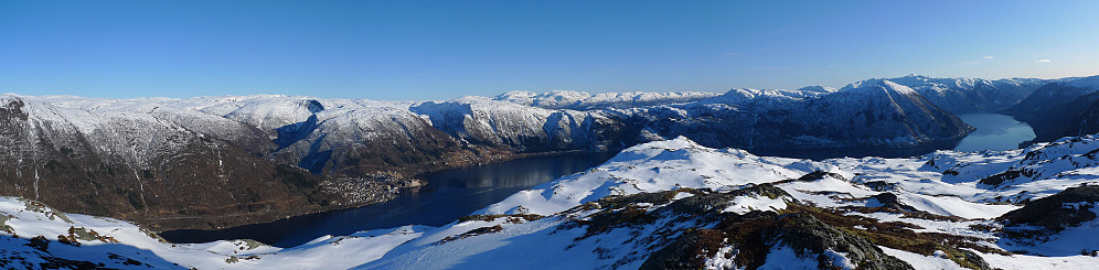 Panorama fra Olsnesnipa. Vaksdal til venstre, Hananipa i bakgrunnen mot høyre