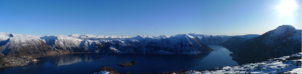 Panorama fra Olsnessåta. Fra venstre Vaksdal, Hananipa, Sørfjorden og Bruviknipa helt til høyre