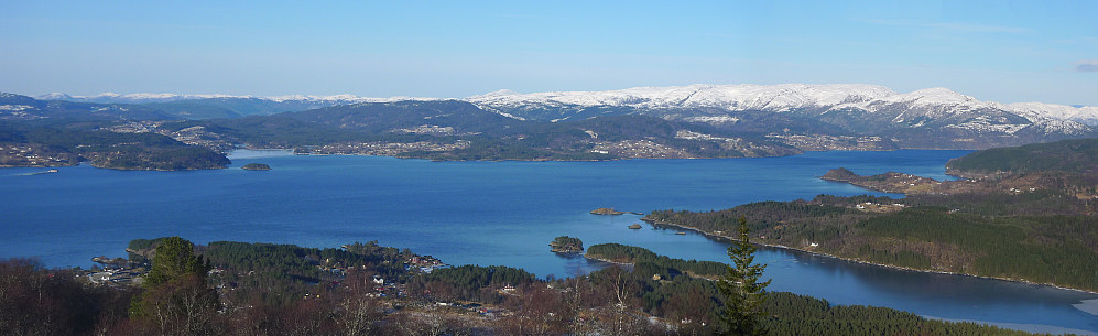 Panorama fra Orratuva nordøstover mot Lindås og Modalen
