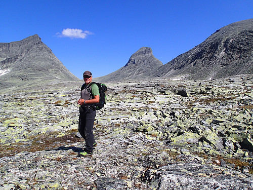 Langvasstind til venstre, Larstind til høyre. Foto: Pål