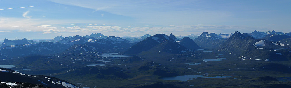 Mot VNV. Fra venstre bl.a. Falketind og Stølsnostind, Hurrungane og Sagi, Snøholstinden, Mjølkedalstinden og Olavsbutinden, Rauddalstindene og Rauddalseggje