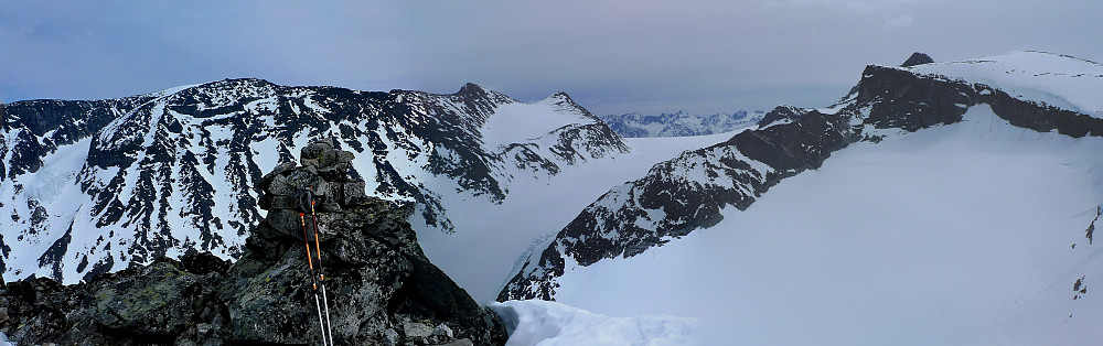 Panorama fra Hellstuguhøe. I bakgrunnen fra venstre Vestre Memurutinder V1-V3, Hellstugubreen, fjellryggen som fører opp til Hellstugupiggen og platået med Nørdre Hellstugutind