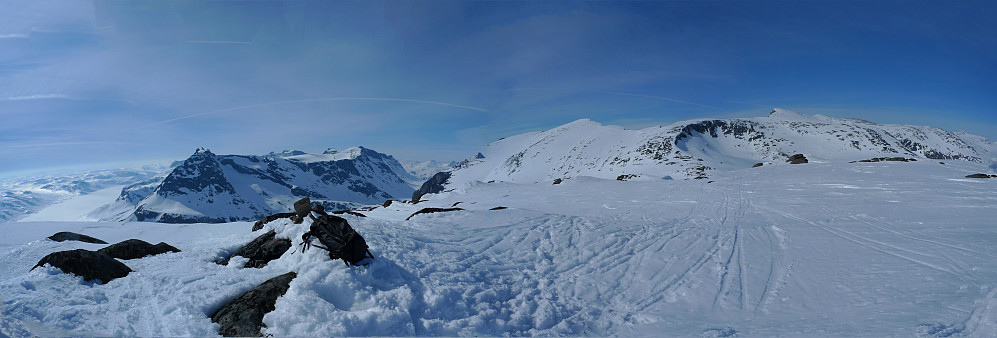 Fra N. Kalvehølotinden. Fra venstre Bygdin, Torfinnstindane og Torfinnsegge, Kvitskardtind og Svartdalen. På andre siden av Svartdalen, Vestre og Midtre Kalvehøgde og Mugna