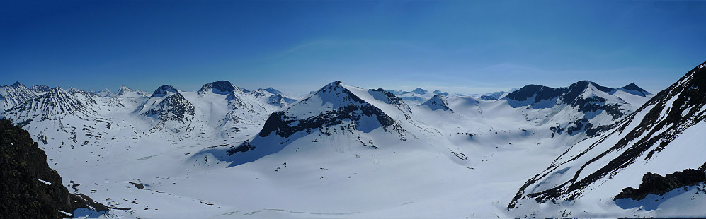 Panorama fra Søre Bukkeholstind. Fra venstre Hellstugutinder, St. Urdadalsttind, Semelholstind, Visbreatind, Tverrbytthornet og Tverrbottindane