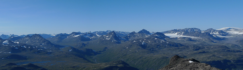 Panorama mot NNØ fra Slettmarkhøe. Fra Skarddalseggje mot venstre til Glittertind mot høyre
