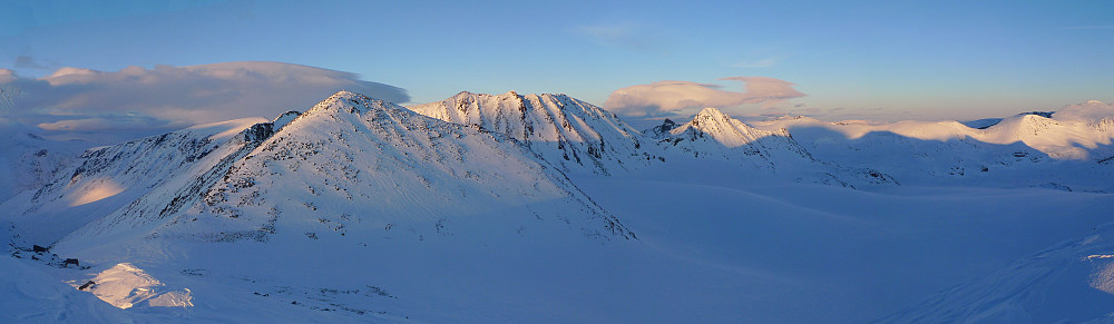 Dagens siste panorama fra V2 mot V0, V1, Store Memurutinder. Veotinden langt bak, Austre Memurutind, Blåbreahøer og litt av Surtningsue helt mot høyre