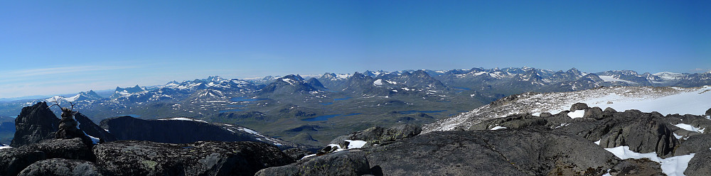 Panorama fra Slettmarkøe. Fra Slettmarkpiggen til venstre til Glittertinden til høyre