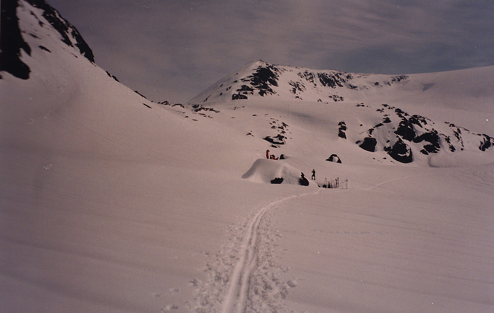 Pausesteinen i Tryglabotn på vei mot Skorafjell. Gommaskaret oppe til venstre, NØ-delen av Gommahaugen lenger mot høyre