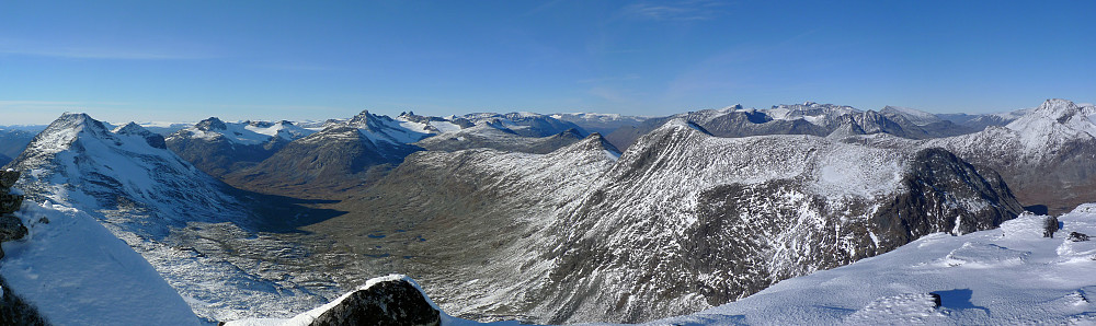 Panorama mot vest (venstre) til nord. Høgvagletindane litt til høyre for midten
