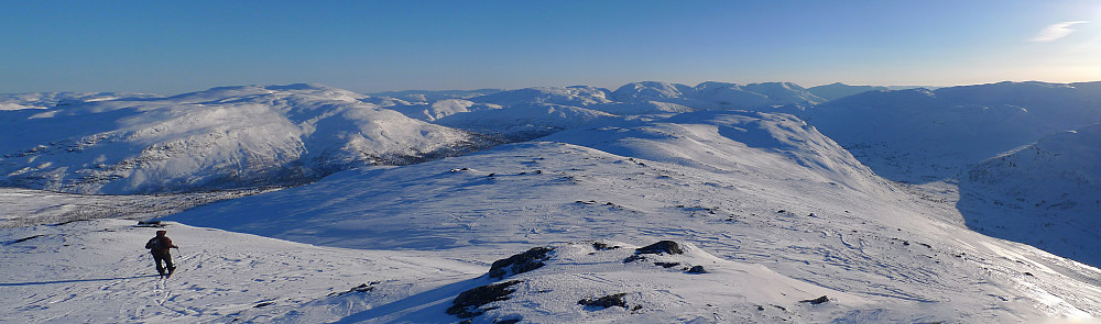 Utsikt sørover Rjoandeggi. Mjølfjellet til venstre, Rjoanddalen mot høyre. Hardt og isete føre