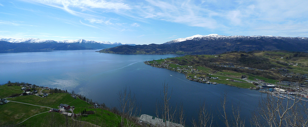 Fra Seberg på Hellestveit mot Øystese og sørover Hardangerfjorden. Vesoldo i bakgrunnen til høyre