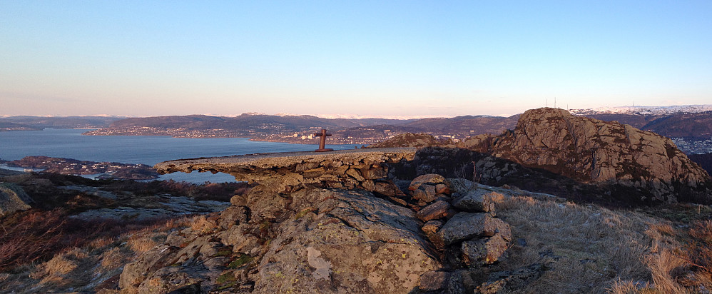 "Tallerkenen" og fortøyningsbolten på Skjenafjellet. Ørnafjellet til høyre. Byfjorden mot nord i bakgrunnen