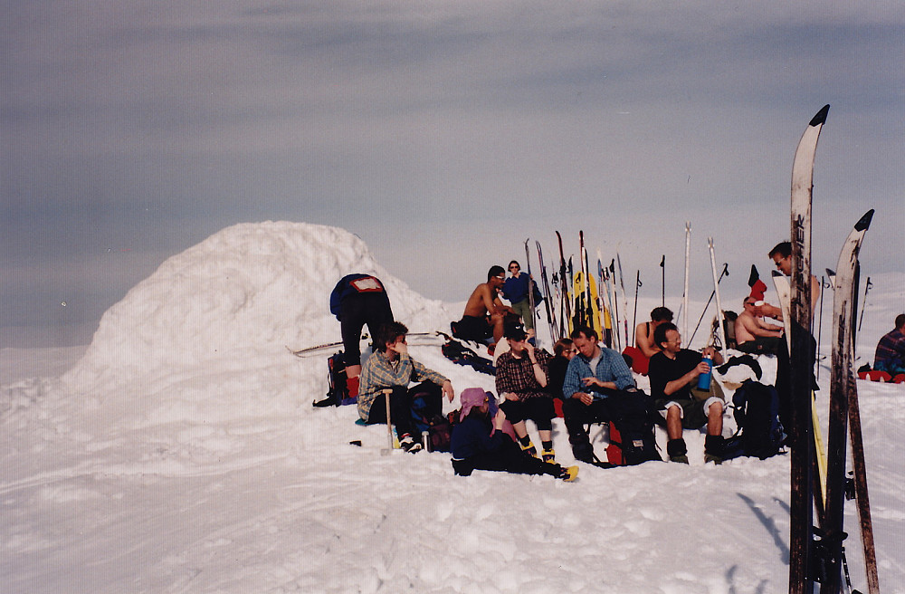 Folksomt på toppen av Skorafjell Langfredag 1999