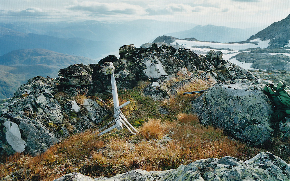 Nedblåst trig-merke på toppen av Skreppenut. Den gamle ferdselsvegen Fereiskorane mot Ulvik øverst til høyre (snøflaten)