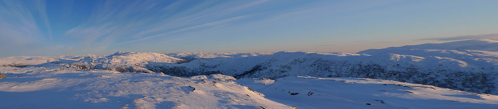 Panorama mot SØ fra Stangfjellet. Bruviknipa i bakgrunnen til venstre, Vedafjellet 673 mot høyre