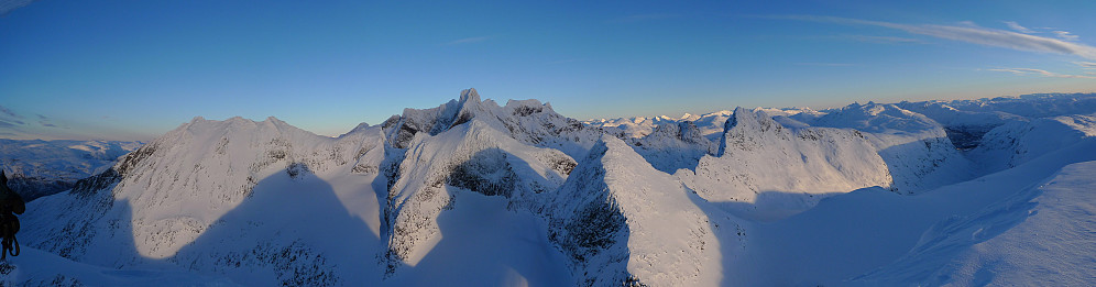 Panorama fra toppen av Midtre Ringstind