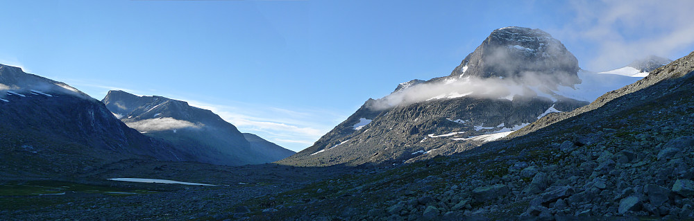 Tidlig morgen i Svartdalen. Fra venstre Leirungskampen, Mesmotinden, Svartdalsbreen og Langedalstinden i tåke
